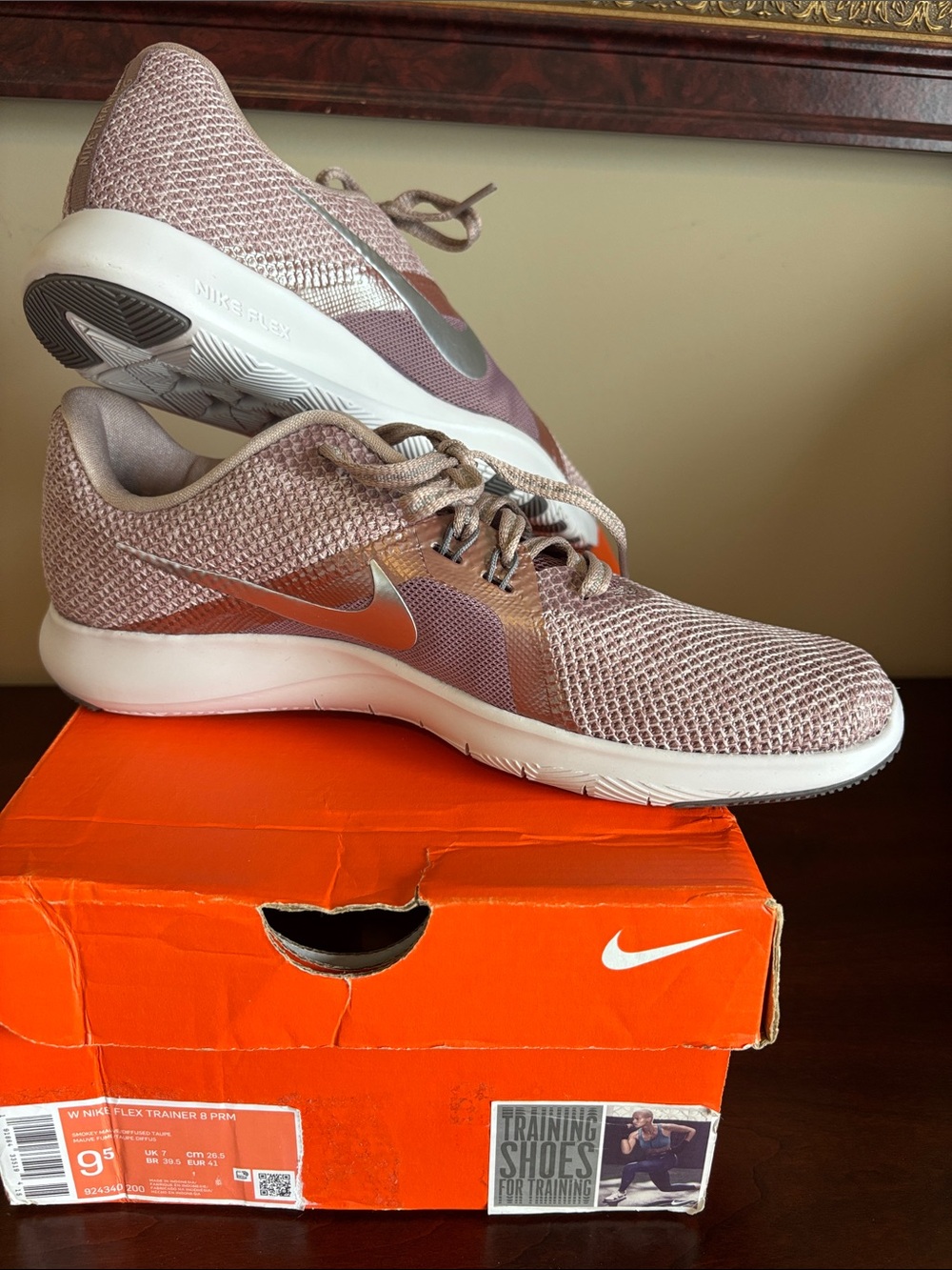 NIB NIKE Flex Trainer Smokey Mauve Sneakers with Silver Swoosh.  Women’s sz 9.5